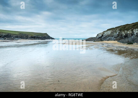 L'appartata Polly Porth scherzo beach a bassa marea in Newquay Cornwall. Foto Stock