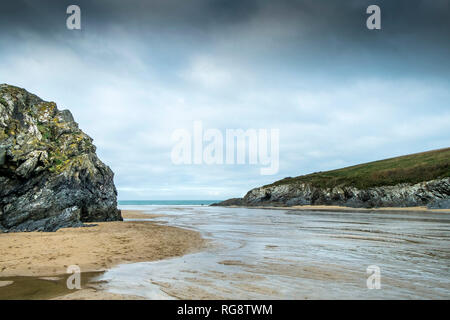 L'appartata Porth Polly scherzo in spiaggia a bassa marea Newqay in Cornovaglia. Foto Stock