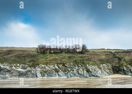 Bassa marea a l'appartato Polly Porth scherzo beach in Newquay Cornwall. Foto Stock