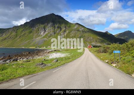 Strada in Norvegia - isole Lofoten paesaggio di Flakstadoya. Foto Stock