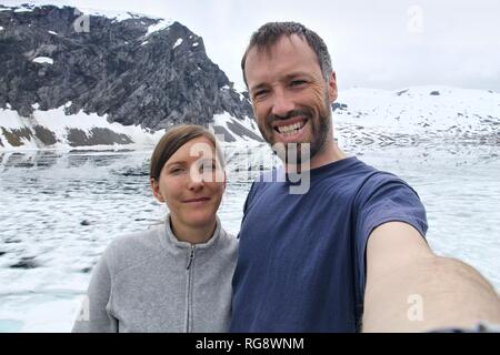 Giovane selfie in Norvegia - vacanza escursionistica con vista lago Djupvatnet in Geiranger-Herdalen Landscape Park. Foto Stock