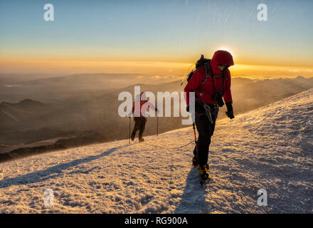Russia, Superiore Valle Baksan, Caucaso, alpinista montaggio ascendente Elbrus Foto Stock