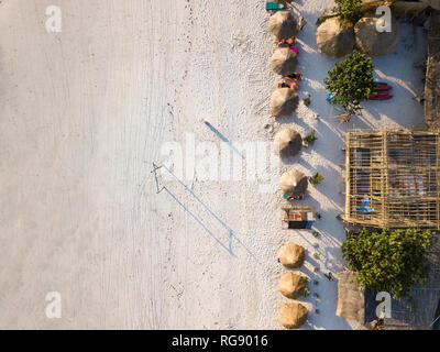Indonesia, Lombok, vista aerea di Tanjung Aan spiaggia, ombrelloni di paglia da sopra Foto Stock