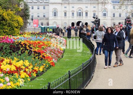 LONDON, Regno Unito - 23 Aprile 2016: persone visitano St. James' Park a Londra, Regno Unito. Londra è la città più popolosa del Regno Unito con 13 milioni di persone che vivono in i Foto Stock