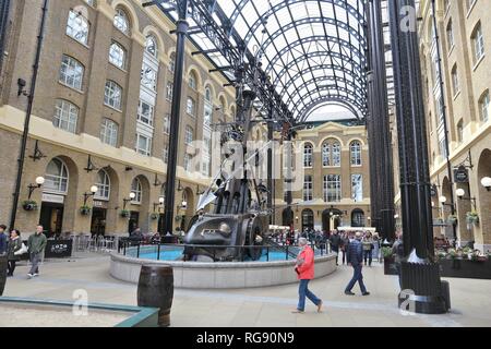 LONDON, Regno Unito - 23 Aprile 2016: la gente visita il fieno la Galleria in Londra, Regno Unito. Originariamente un magazzino noto come fieno's Wharf, è stato riproposto come impiego misto r Foto Stock