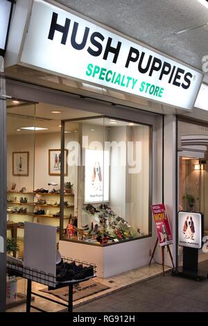 OKAYAMA, Giappone - 22 aprile: Hush Puppies negozio di scarpe on April 22, 2012 in Okayama, Giappone. Frittelle di farina di mais vende scarpe in 120 paesi. Essa è stata fondata Foto Stock