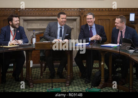 Ombra segretario Brexit Sir Keir Starmer (seconda a destra) soddisfa (da sinistra) Partito Laburista advisor Ruaidhri O'Donnell, Glyn Roberts di Retail di NI e Geoff Nuttall del NI Consiglio per azione volontaria alla House of Commons come rappresentanti dell'Irlanda del Nord della business, agricoltura, sindacali, comunità e associazioni di volontariato visitare Westminster a premere per un Brexit trattativa. Foto Stock