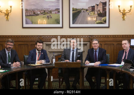 Ombra segretario Brexit Sir Keir Starmer (seconda a destra) soddisfa (da sinistra) Joris Minne di donne in Business NI, Partito Laburista advisor Ruaidhri O'Donnell, Glyn Roberts di Retail di NI e Geoff Nuttall del NI Consiglio per azione volontaria alla House of Commons come rappresentanti dell'Irlanda del Nord della business, agricoltura, sindacali, comunità e associazioni di volontariato visitare Westminster a premere per un Brexit trattativa. Foto Stock