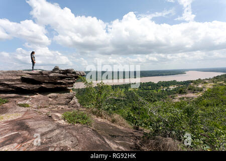 Thailandia, Ubon Ratchathani Provincia, Pha Taem National Park, Donna che guarda al fiume Mekong, di confine al Laos Foto Stock