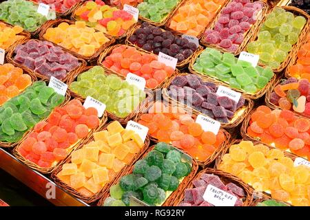 Pasticceria al Mercato di Boqueria a Barcellona, Spagna. Gocce di gomma colorata e gomma di vini dolci. Foto Stock