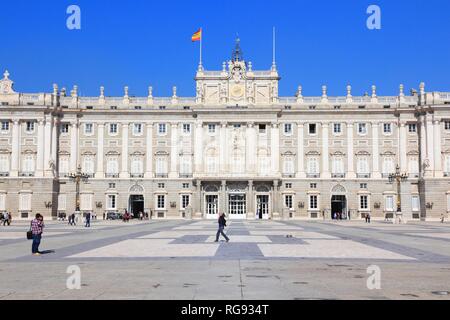 MADRID, Spagna - 22 ottobre 2012: la gente visita il Palazzo Reale di Madrid. Madrid è un popolare Turismo destinazioni con 3,9 milioni stimati visi annuale Foto Stock