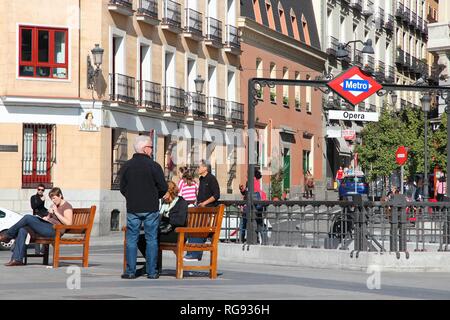 MADRID, Spagna - 22 ottobre 2012: persone uscire Opera La stazione della metropolitana di Madrid. Nel 2011 Metro Madrid servita 634 milioni di corse. Essa esiste dal 1919. Foto Stock