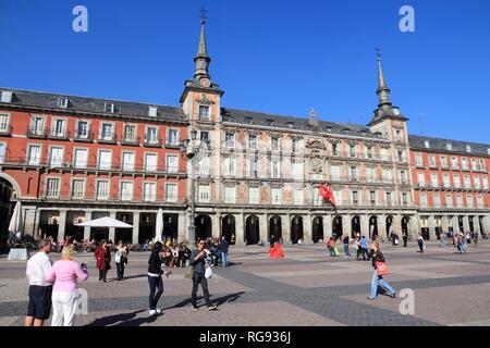 MADRID, Spagna - 22 ottobre 2012: la gente visita Plaza Mayor di Madrid. Madrid è un popolare Turismo destinazioni con 3,9 milioni stimati visita annuale Foto Stock