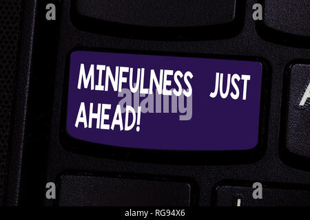 Testo della scrittura Mindfulness appena avanti. Concetto di formazione significato la tua mente a concentrarsi sul presente tastiera intenzione di creare computer me Foto Stock