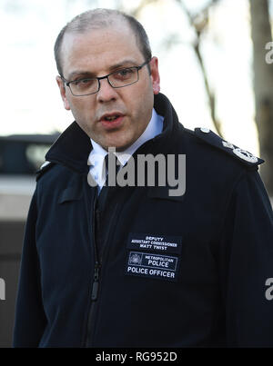 La Metropolitan Police Vice Assistente Commissario Matt Twist fa una dichiarazione in merito violenti disordini seguendo il Millwall vs Everton match di sabato, a New Scotland Yard a Londra. Foto Stock