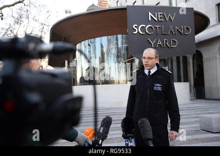 La Metropolitan Police Vice Assistente Commissario Matt Twist fa una dichiarazione in merito violenti disordini seguendo il Millwall vs Everton match di sabato, a New Scotland Yard a Londra. Foto Stock