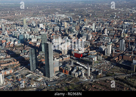 Vista aerea del centro città di Manchester con la piazza Deansgate, o Owen Street grattacieli sviluppo, prominente Foto Stock