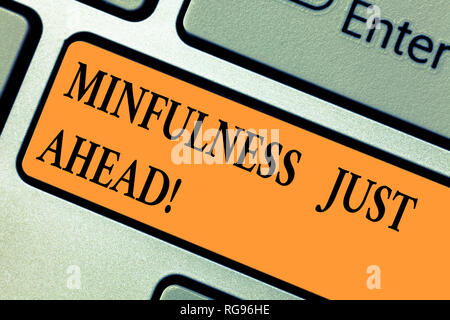 Testo della scrittura Mindfulness appena avanti. Concetto di formazione significato la tua mente a concentrarsi sul presente tastiera intenzione di creare computer me Foto Stock