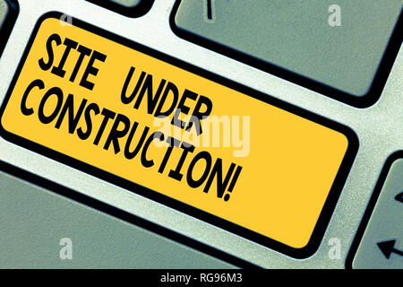 Testo della scrittura Sito in costruzione. Concetto significato implica qualcosa è stato costruito per la prima volta il tasto della tastiera intenzione di creare compute Foto Stock