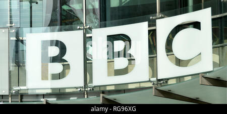 Chiudere la BBC British Broadcasting Corporation sign logo e il rivestimento in vetro sul nuovo HQ moderno edificio di estensione a Broadcasting House Londra Inghilterra REGNO UNITO Foto Stock