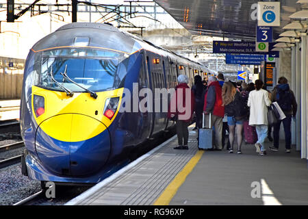 Internazionale di Stratford stazione ferroviaria per il Westfield Shopping gruppo di persone sulla piattaforma di trasporto pubblico ad alta velocità ferroviaria Javelin Londra Inghilterra REGNO UNITO Foto Stock