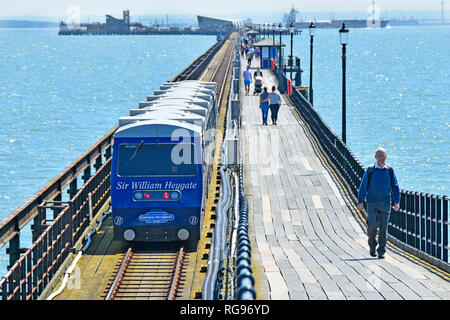 Due scelte disponibili per arrivare a distante 1,34 miglia pier head nel fiume Thames Estuary sul molo di Southend walkers scelta a fianco di trasporti pubblici treno Essex REGNO UNITO Foto Stock