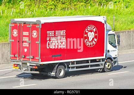 La schiena e vista laterale della Red & White Whitbread Costa Coffee brand aziendali della catena di alimentazione tramite consegna shop carrello camion percorrendo l autostrada England Regno Unito Foto Stock