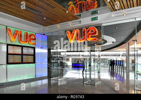 Segnali in ingresso di Vue Cinema nel centro commerciale con le persone nel foyer il centro commerciale Westfield Stratford City Newham Est Londra Inghilterra REGNO UNITO Foto Stock