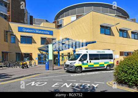 NHS Queens Hospital edificio pfi moderno ingresso reparto di assistenza sanitaria maternità con veicolo G4S trasporto ambulanza Romford East London Inghilterra Regno Unito Foto Stock