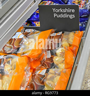 Close up di segno per lo Yorkshire pudding in vendita in sacchetto di plastica nel confezionamento di alimenti congelati supermercato negozio self service freddo espositore England Regno Unito Foto Stock