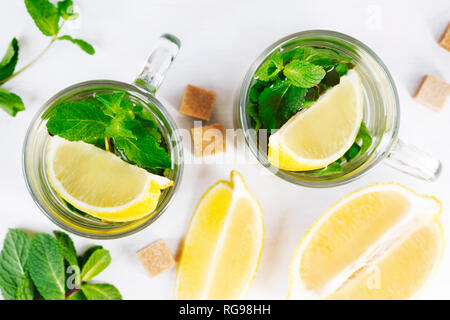 Due tazze di tè alla menta con il limone Foto Stock