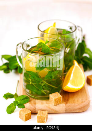 Due tazze di tè alla menta con il limone Foto Stock