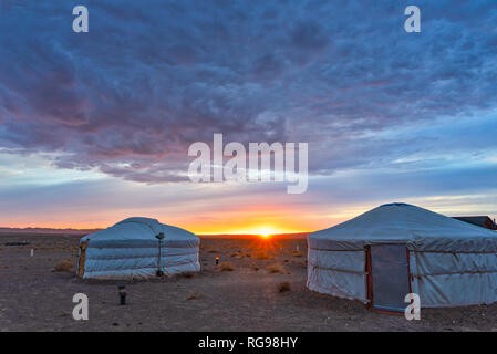 Tramonto a yurt camp, Gobi Gurvansaikhan National Park, deserto dei Gobi e Mongolia Foto Stock