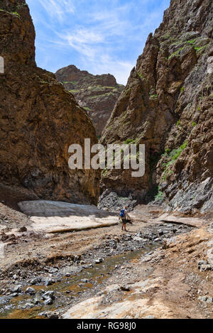 Uomo che cammina attraverso Yolyn Am, Gobi Gurvansaikhan National Park, deserto dei Gobi e Mongolia Foto Stock