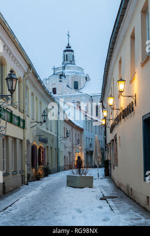 Sera d'inverno nella città vecchia di Vilnius, Lituania. Foto Stock