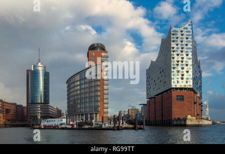 Una vista della moderna sala da concerto di Amburgo, Germania; l'edificio Elbphilharmonie. Foto Stock