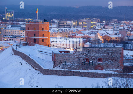 Alba d'inverno a torre di Gediminas a Vilnius, in Lituania. Foto Stock