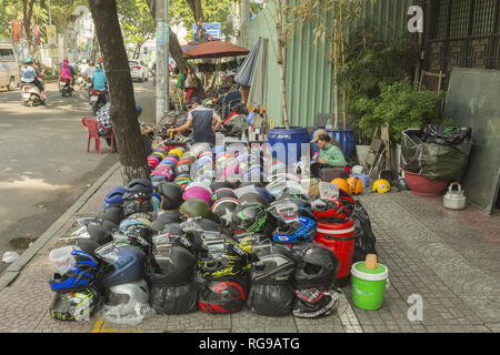 Venditore ambulante di caschi in Ho Chi Minh, Vietnam Foto Stock