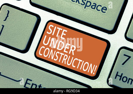 Testo della scrittura Sito in costruzione. Concetto significato implica qualcosa è stato costruito per la prima volta il tasto della tastiera intenzione di creare compute Foto Stock