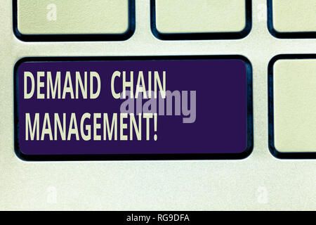 Segno di testo mostra Deanalysisd Chain Management. Foto concettuale i rapporti tra fornitori e clienti chiave di tastiera intenzione di creare comput Foto Stock