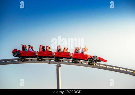 Vista panoramica di Formula rossa coaster in Ferrari World parco divertimenti di Yas Island, Abu Dhabi. Vista ravvicinata con motion blur filtro Foto Stock