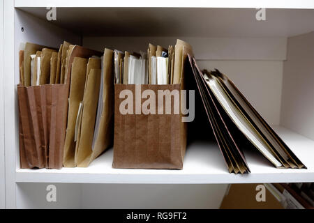 I file aziendali in scatole di cartelle e documenti di ripiano Foto Stock