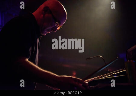 Adrian Sherwood insieme con la creazione di banda di ribelli, performing live a Gretchen, Berlino Germania. Foto Stock