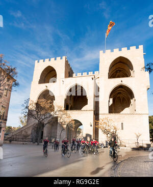 Un gruppo di ciclisti passando attraverso le Torres de Serranos o city gate, Valencia, Spagna, Europa Foto Stock