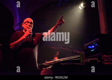 Adrian Sherwood insieme con la creazione di banda di ribelli, performing live a Gretchen, Berlino Germania. Foto Stock