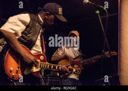 La banda di ribelli di Creazione insieme con Adrian Sherwood performing live a Gretchen, Berlino Germania. Foto Stock