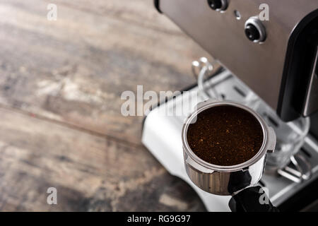 La preparazione del caffè con macchina per caffè espresso. Copyspace Foto Stock