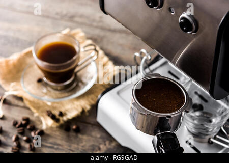 La preparazione del caffè con macchina per caffè espresso Foto Stock