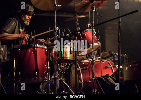 La banda di ribelli di Creazione insieme con Adrian Sherwood performing live a Gretchen, Berlino Germania. Foto Stock