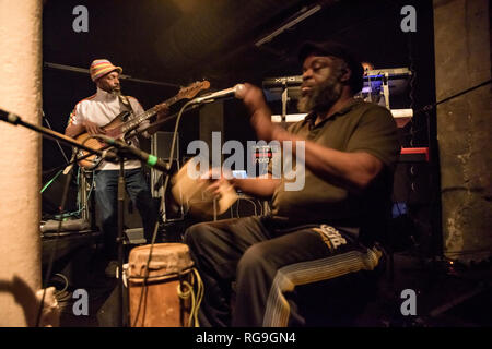 La banda di ribelli di Creazione insieme con Adrian Sherwood performing live a Gretchen, Berlino Germania. Foto Stock